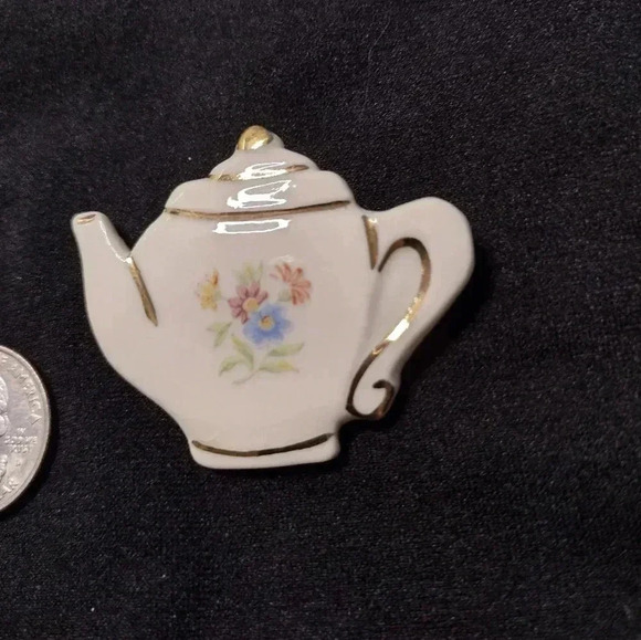 Teapot gold tone brooch - Picture 4 of 5